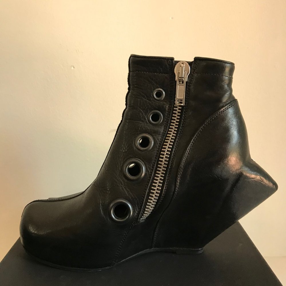 Rick Owens 'Spike' bootie with grommets - Picture 10 of 16